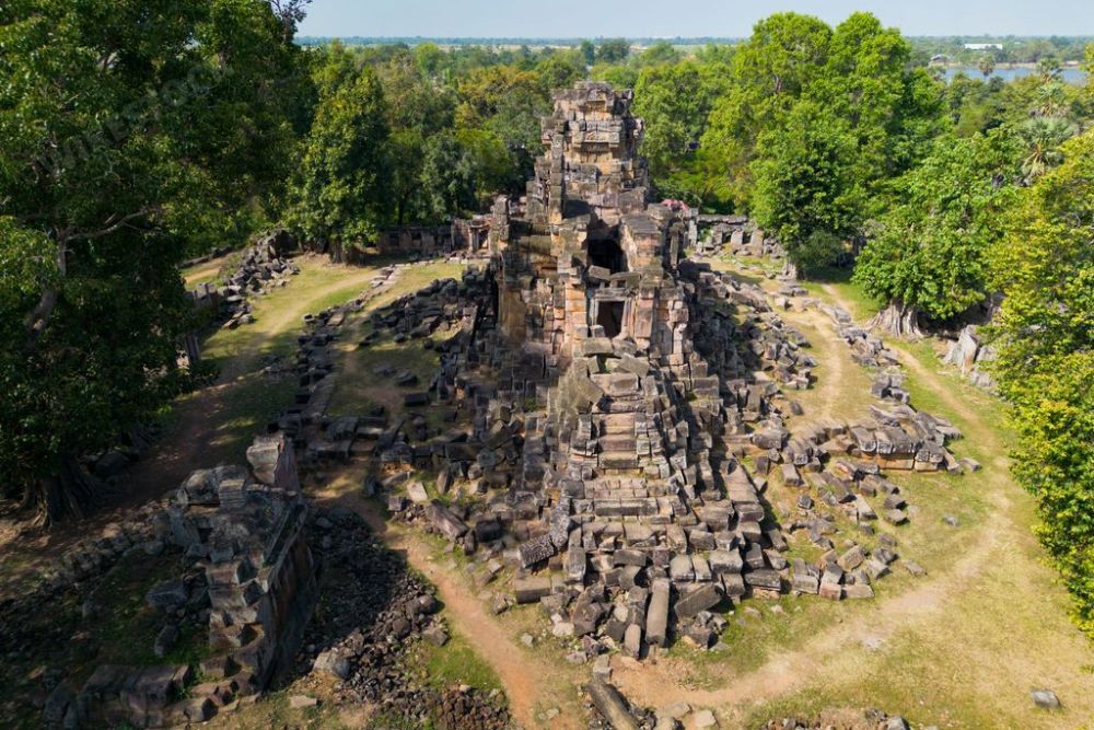 Vue aérienne du temple Wat Ek Phnom à Battambang.