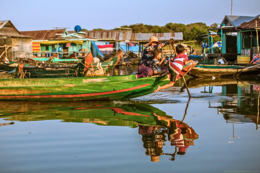 mère et enfant ramant un sampan, village flottant, lac Tonle Sap, Cambodge