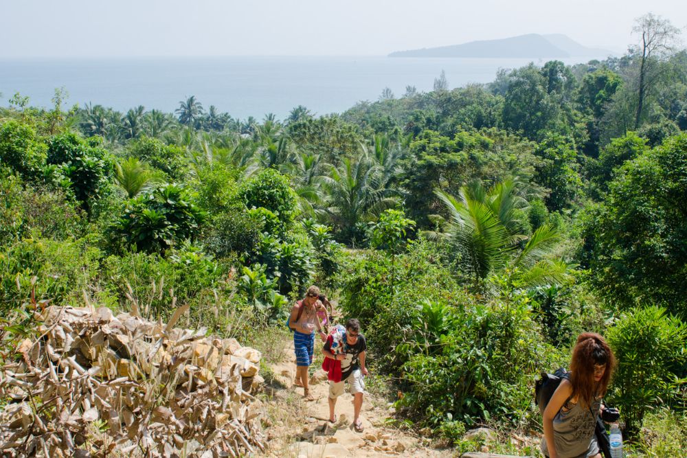 Groupe de touristes en randonnée à Koh Rong