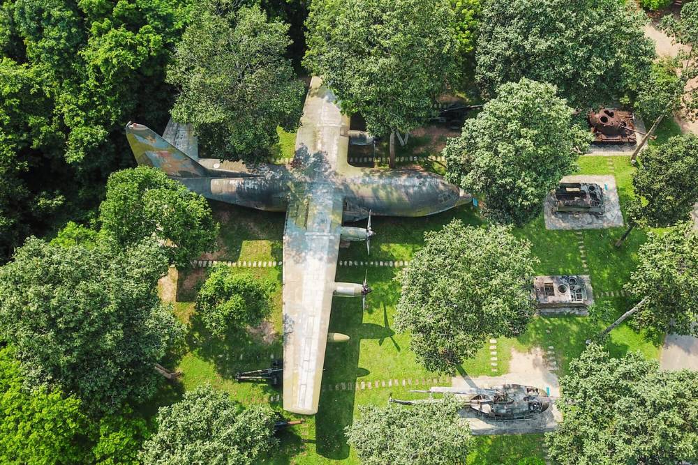 un avion mis en exposition aux tunnels de Cu Chi