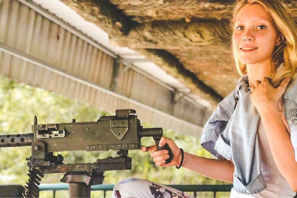 une voyageuse dans le champ de tir aux tunnels de Cu Chi