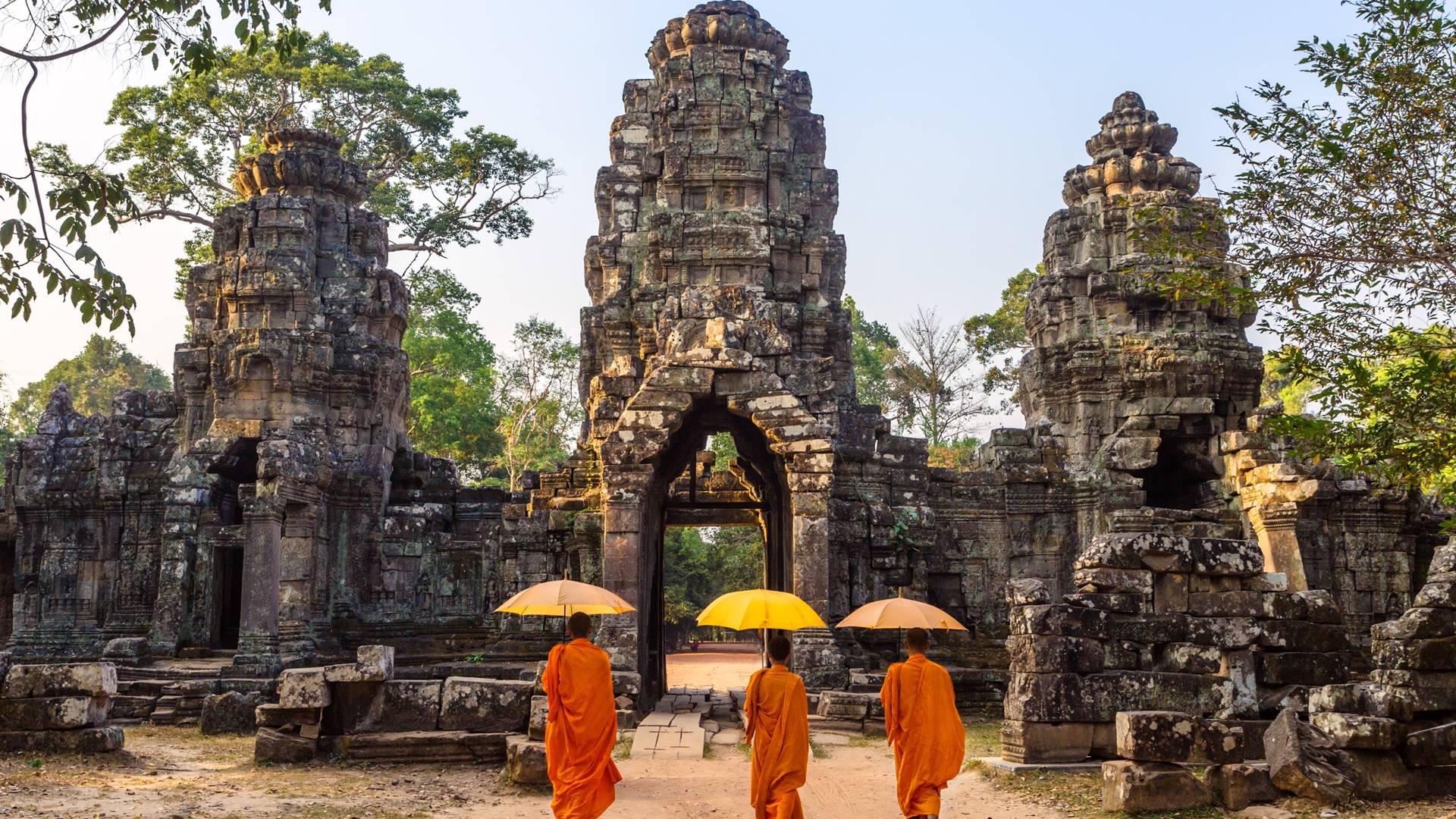 vacances cambodge, temple angkor, moines bouddhistes